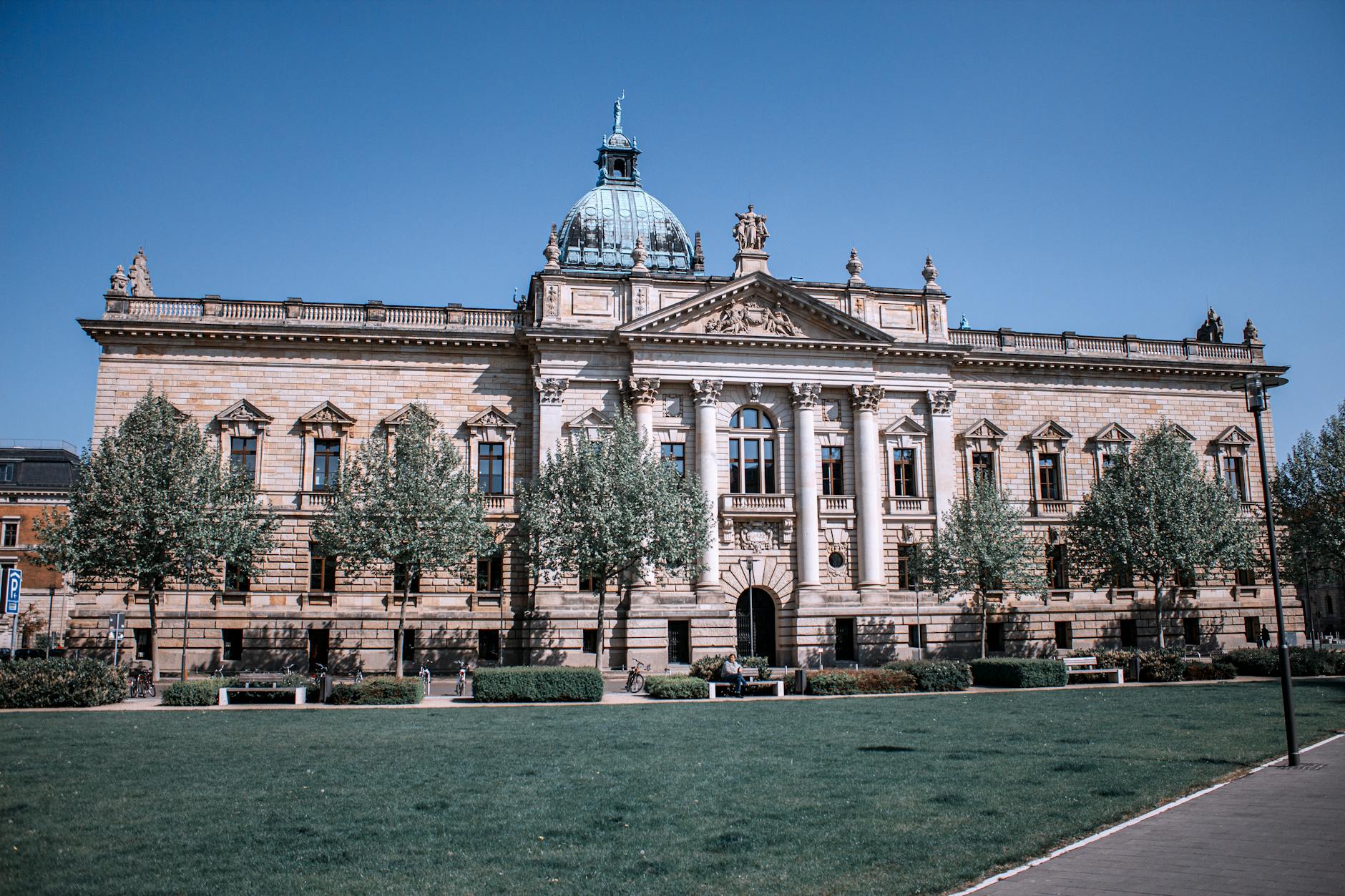 Federal courthouse in Southern California with stone columns and American flag